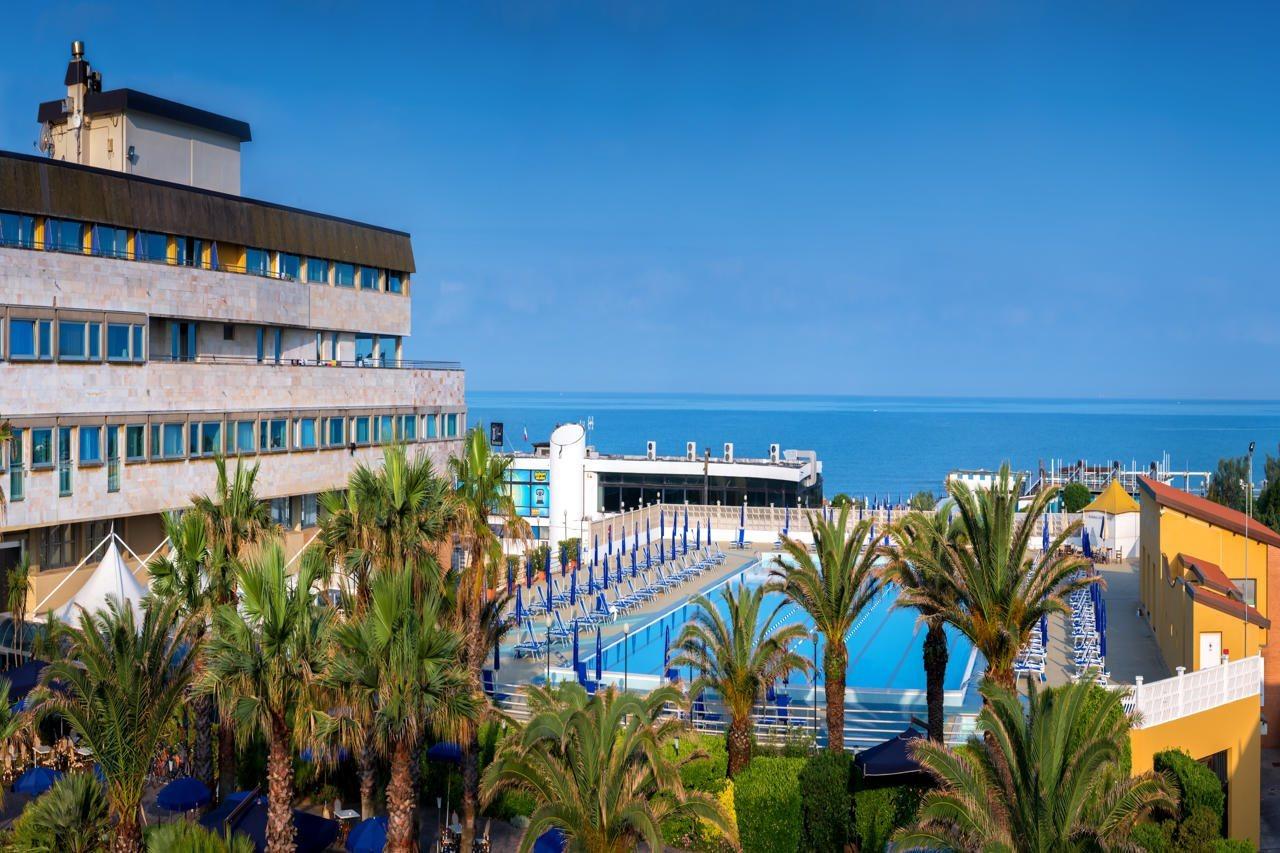 Grand Hotel Continental Tirrenia Esterno foto