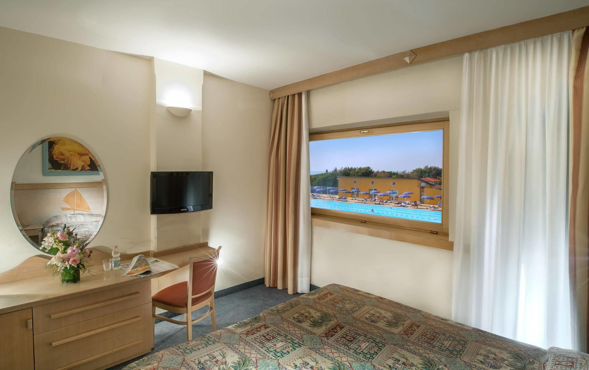 Grand Hotel Continental Tirrenia Esterno foto